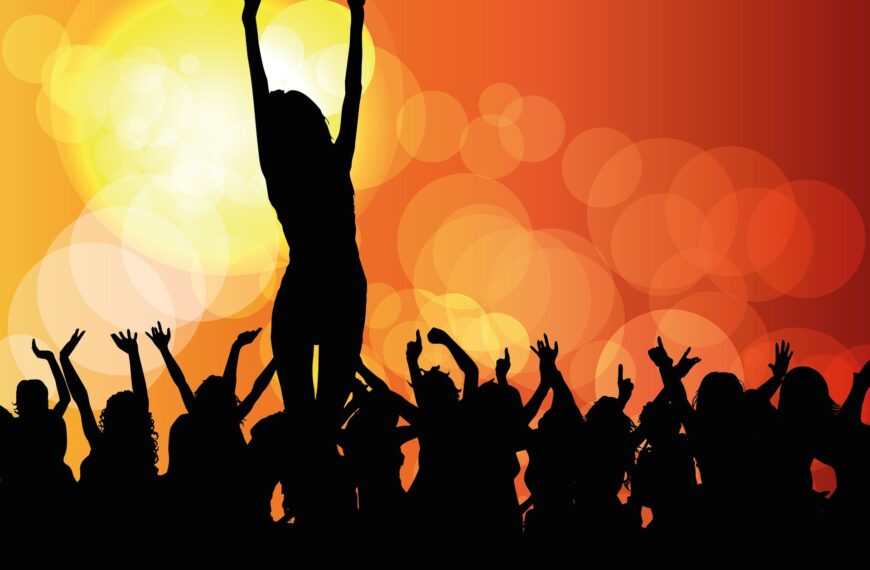 Descubra como encontrar as festas mais exclusivas de Florianópolis, com dicas sobre clubes, rooftops, rodas de pagode, eventos LGBT+, sertanejos e os segredos da noite na ilha.