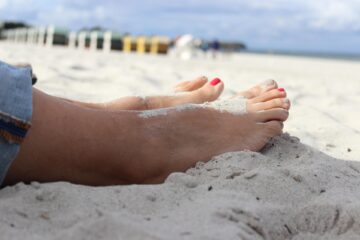 Descubra os melhores hotéis na beira da praia em Floripa para acordar com o som do mar e vista deslumbrante. Conforto, charme e dicas do Insider pra escolher sem erro.