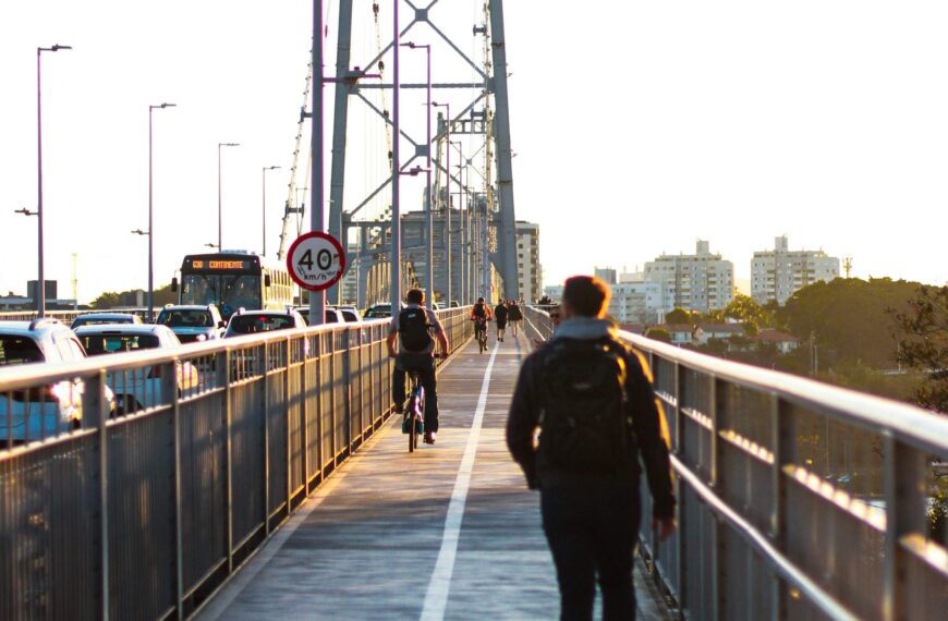 Tá vindo pra ilha sem carro? Neste guia, a gente te conta como funciona o transporte público em Florianópolis, o que esperar, e se dá pra explorar a cidade sem entrar num Uber a cada esquina.