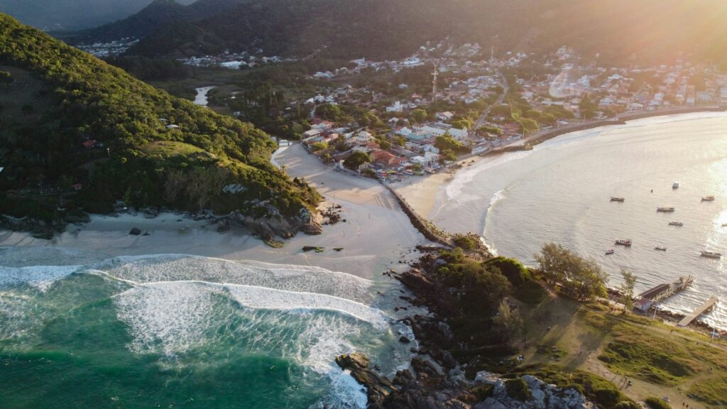 Descubra os bairros alternativos de Florianópolis e como é a vida em Floripa fora dos roteiros turísticos. Um guia para quem quer morar ou explorar além do óbvio.