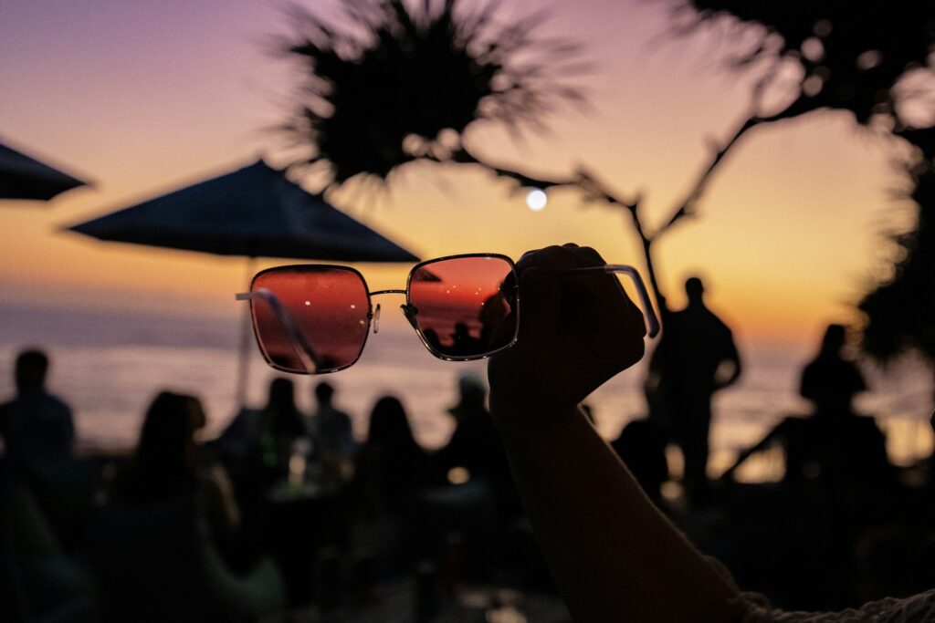 Descubra os encantos da Lagoa da Conceição à noite: bares com música ao vivo, festas exclusivas e o pôr do sol mais bonito de Floripa.
