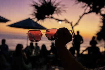 Descubra os encantos da Lagoa da Conceição à noite: bares com música ao vivo, festas exclusivas e o pôr do sol mais bonito de Floripa.