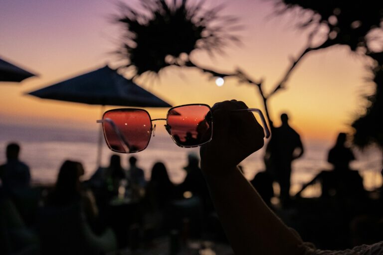 Descubra os encantos da Lagoa da Conceição à noite: bares com música ao vivo, festas exclusivas e o pôr do sol mais bonito de Floripa.