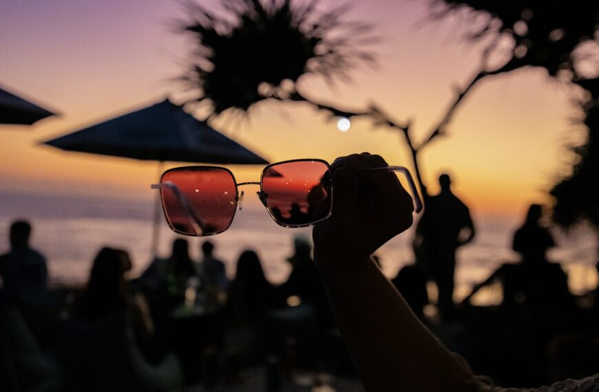 Descubra os encantos da Lagoa da Conceição à noite: bares com música ao vivo, festas exclusivas e o pôr do sol mais bonito de Floripa.