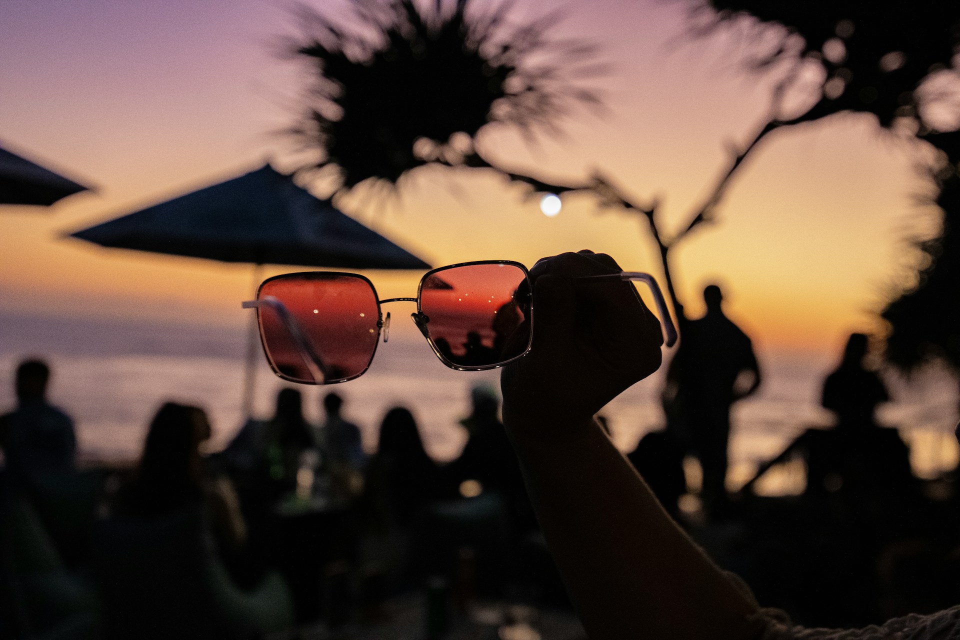 Descubra os encantos da Lagoa da Conceição à noite: bares com música ao vivo, festas exclusivas e o pôr do sol mais bonito de Floripa.