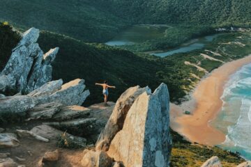 Explore o sul da ilha Florianópolis com estas dicas de praias, trilhas e onde comer. A natureza bruta de Floripa te espera.