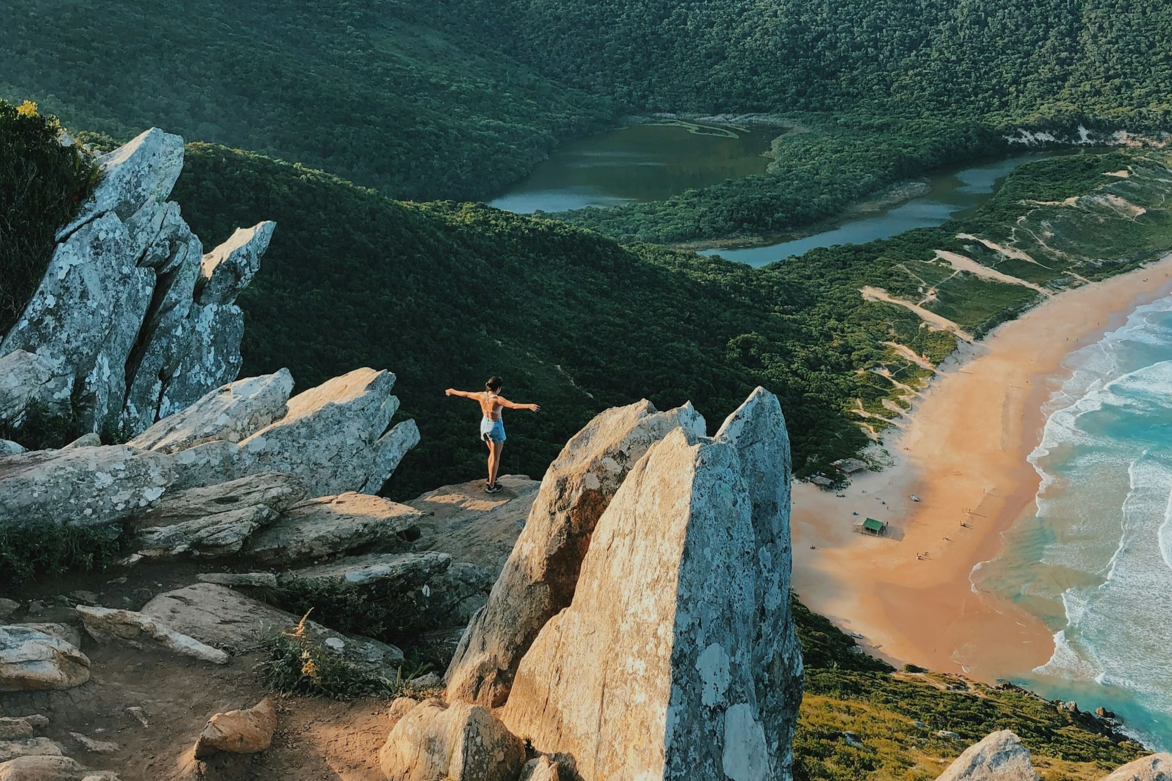 Explore o sul da ilha Florianópolis com estas dicas de praias, trilhas e onde comer. A natureza bruta de Floripa te espera.