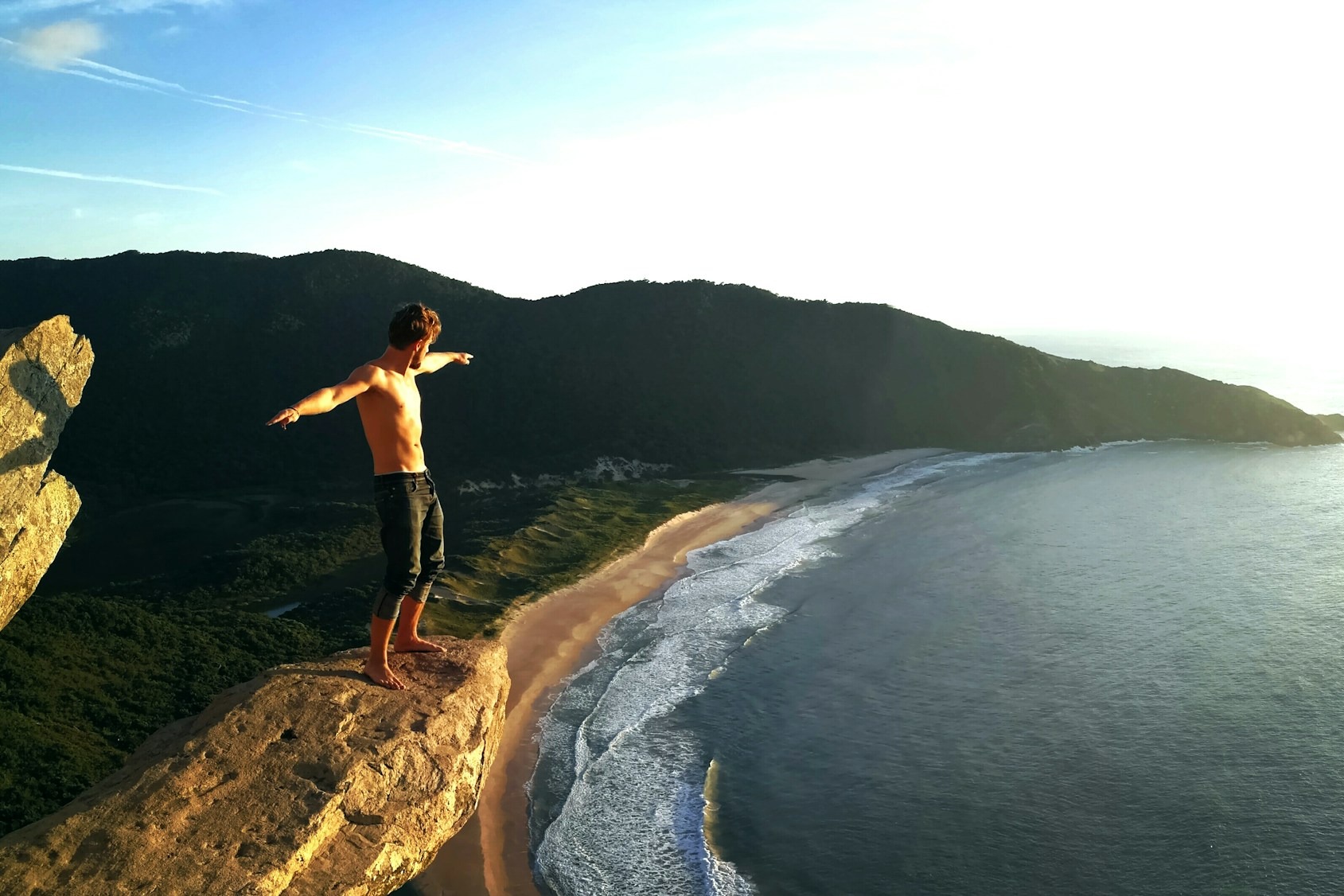 Quer fugir da muvuca e descobrir verdadeiros refúgios naturais? Conheça as praias escondidas de Florianópolis acessíveis por trilhas leves a moderadas. Natureza, silêncio e mar cristalino te esperam.